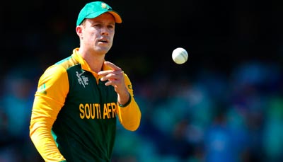 ab-de-villiers-throws-ball